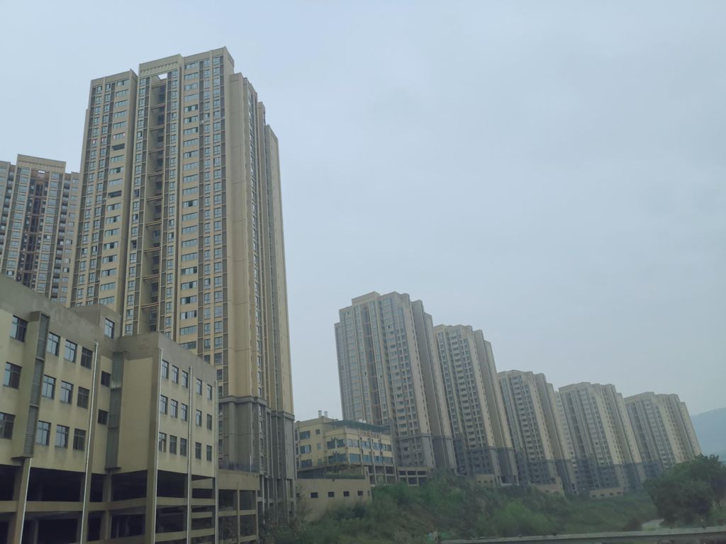 和美家園位于江北區(qū)魚嘴鎮(zhèn)，西依銅鑼山，東接雙溪興苑、公租房，北臨雙輝路，南靠渝萬鐵路雙溪高鐵站，總建筑面積約178097.1平方米，其中住宅154171.8平方米；車庫17015.21平方米，停車位553個(gè)（室內(nèi)停車位403個(gè)，室外停車位150個(gè)）。.jpg